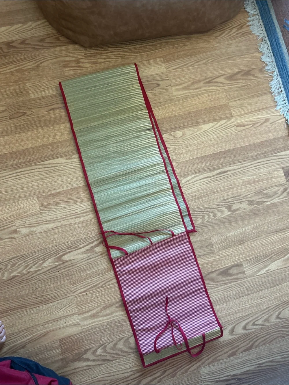 Cutest vintage Red Gingham Roll-Up Bamboo beach Mat - in EUC straw